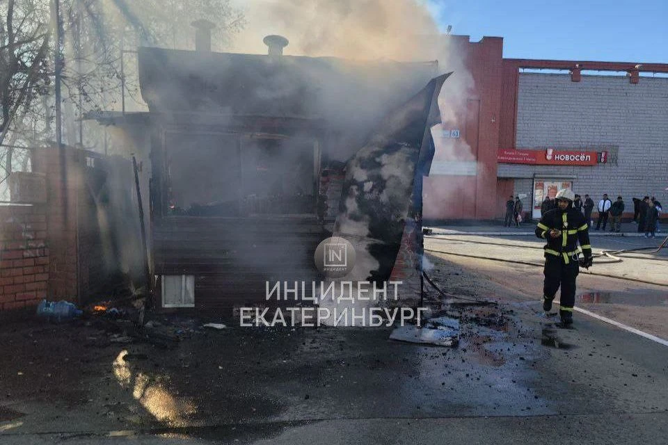 Огонь распространился на площадь в 30 квадратных метров Фото: Инцидент.Екатеринбург, t.me/incekb