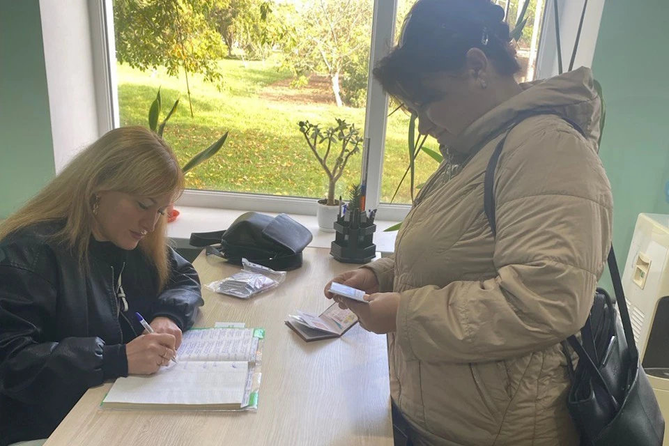 В Каховском округе выдали восемь удостоверений многодетным семьям Фото: ТГ-канал минтруда Херсонской области