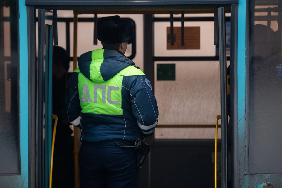 В новосибирском Академгородке пожилая пассажирка выпала из автобуса.