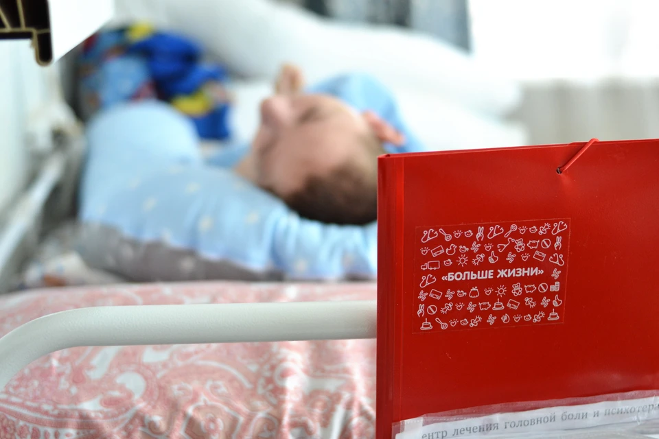 У Дениса - родовая травма, он не говорит и не двигается. Фото: проект «Дедморозим».