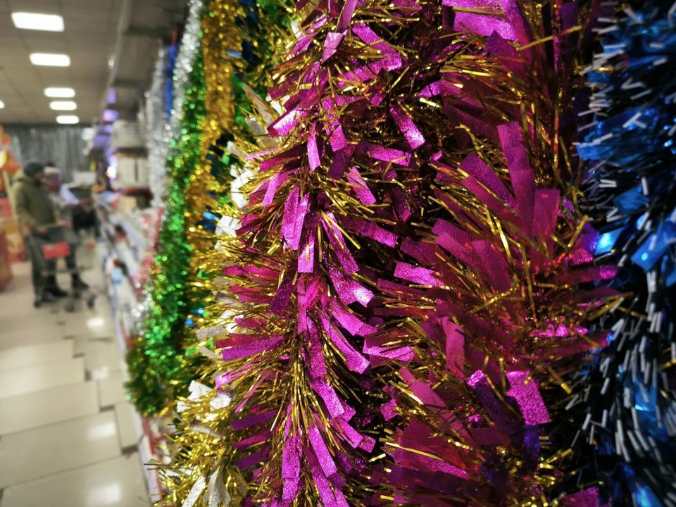 На прилавки выложили мишуру, шары, сосульки и другие елочные украшения