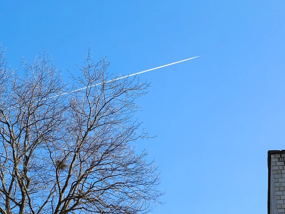 Юрий Слюсарь опубликовал фото с последствиями ночной атаки БПЛА в Батайске.