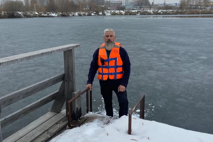 «Его трясло, говорить не мог»: в Новосибирске морж спас мужчину, провалившегося под лед