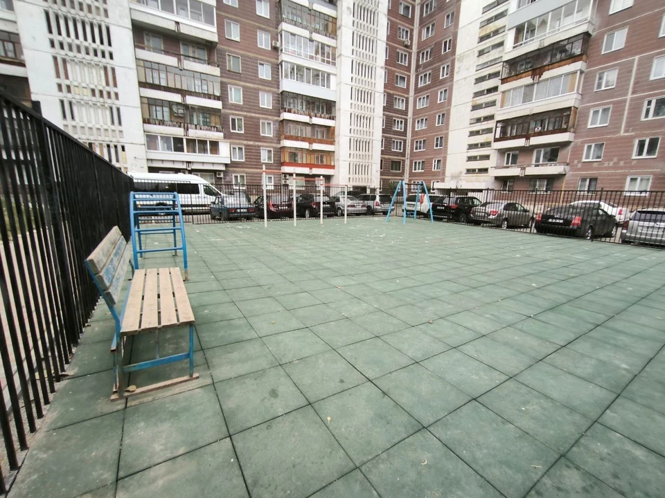 Рядом с домом №130 на проспекте Фрунзе появились новые тротуары и огороженная площадка