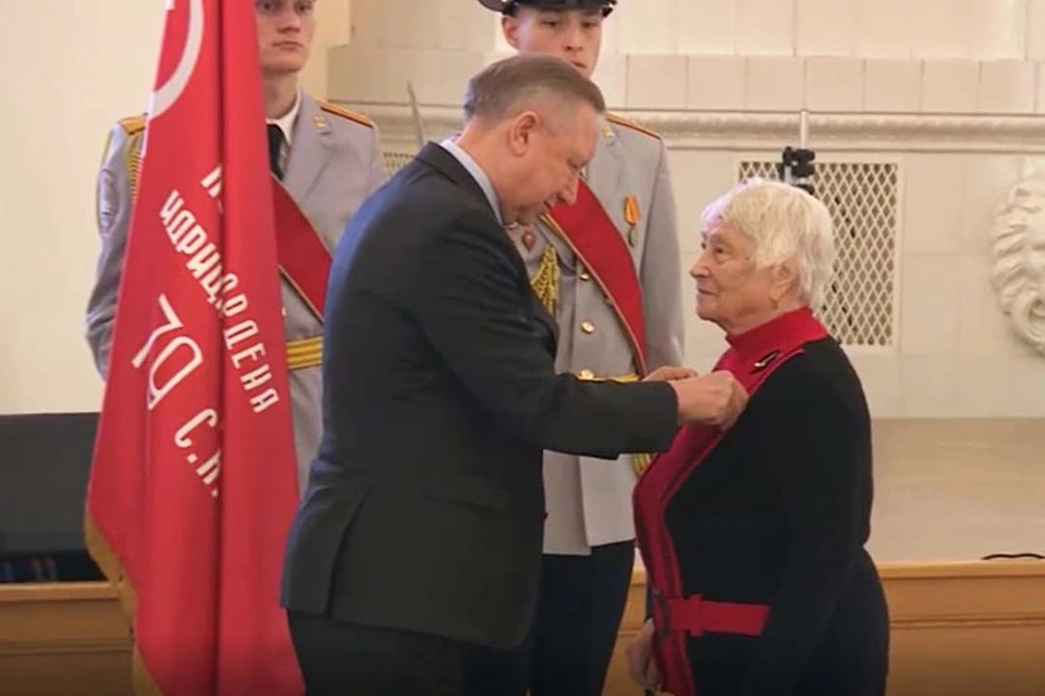 Право стать обладателем статуса получили еще 1809 человек. Фото: Смольный