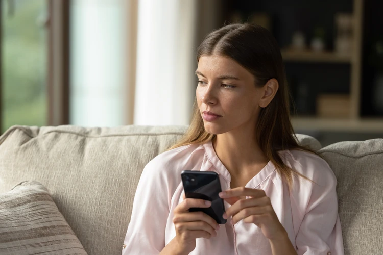 «Еще чуть-чуть, и я бы отправила деньги мошенникам»: Как без пяти минут жертвы телефонных аферистов в последний момент раскусили обман