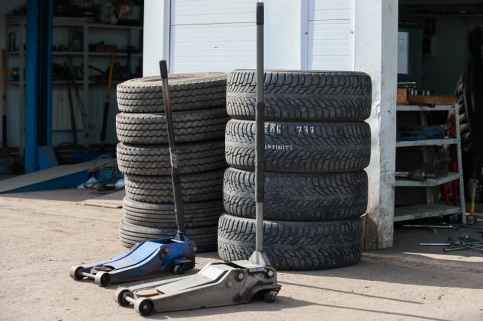 В Вяземском районе мужчина обманул женщину при продаже шин