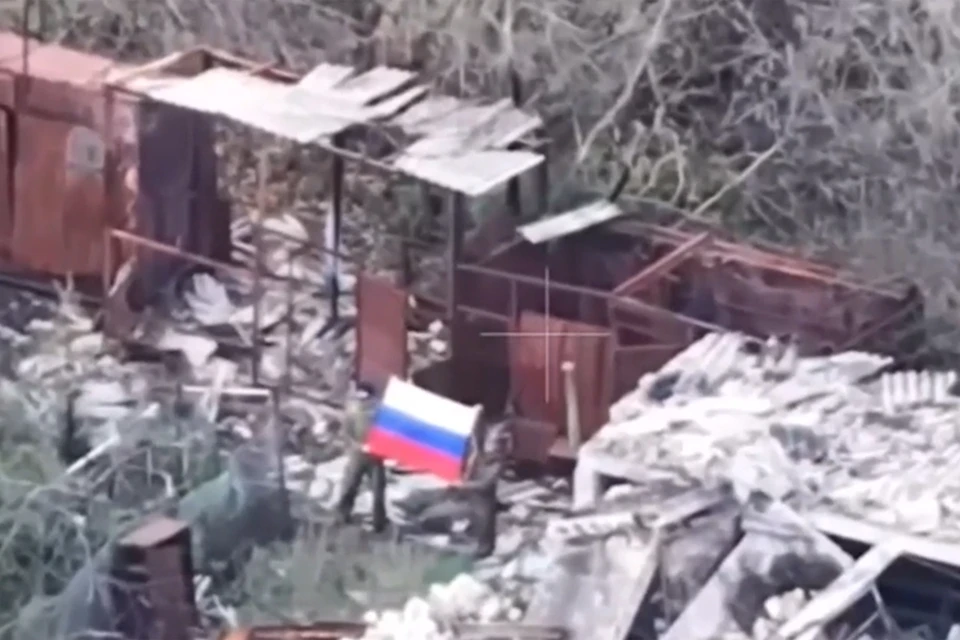 Населённый пункт граничит с Днепропетровской областью и находится на возвышенности