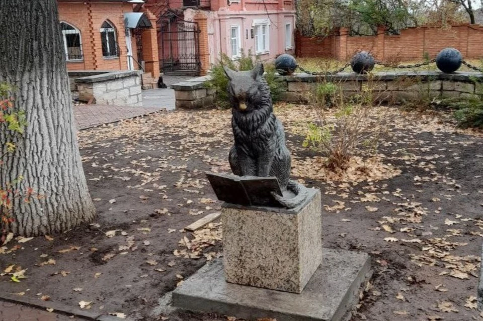 Музей давно ассоциируется с именем Пушкина, рядом находится памятник поэту