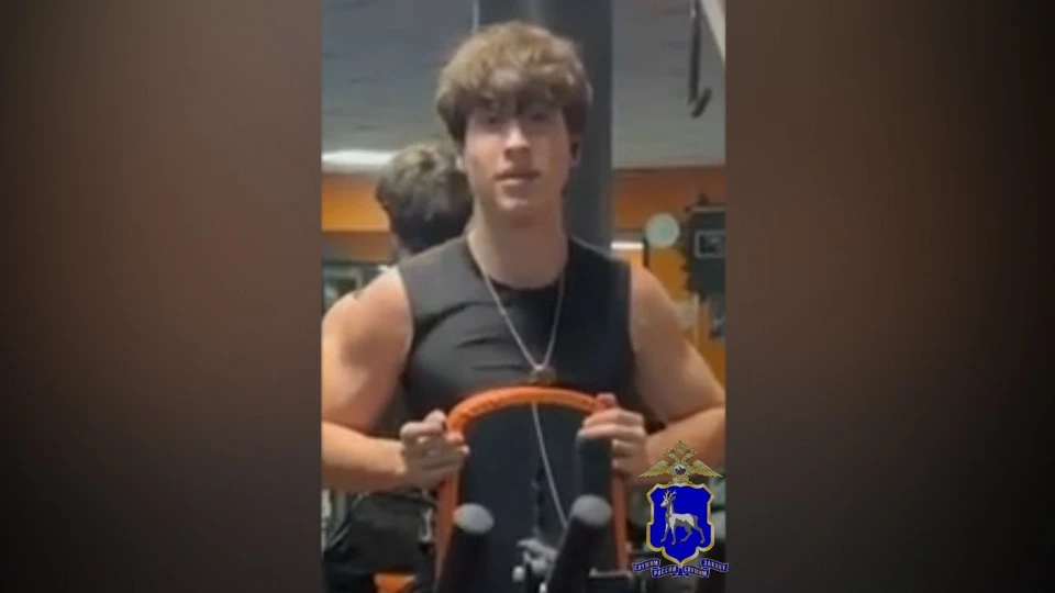 Юноша был одет в черную ветровку и черный джемпер.