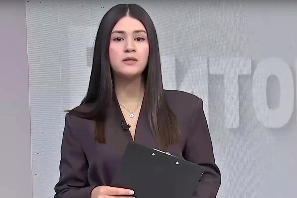 Сразу бросается в глаза, что голос спикера звучит неестественно, слова расходятся с мимикой