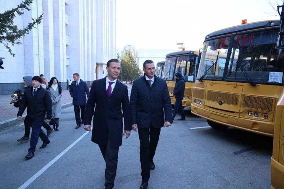 Дмитрий Демешин осмотрел новые автобусы. Фото: Антон ШЕВЧЕНКО.