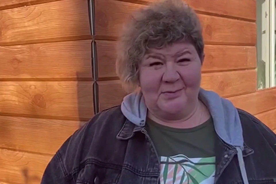 Наталья поблагодарила полицейского, который вовремя остановил и не позволил ей перевести деньги мошенникам. Фото: ГУ МВД России по Пермскому краю.