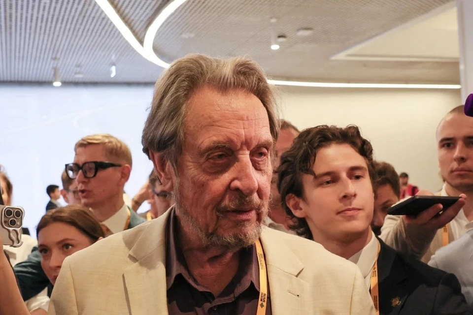 Отец Маска развеял миф Запада о России: «Вы оставляете остальной мир позади»