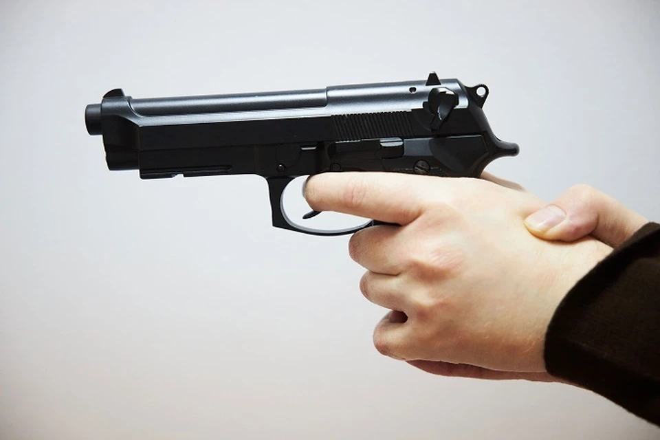 Из-за конфликта на дороге магаданец угрожал пешеходу пистолетом