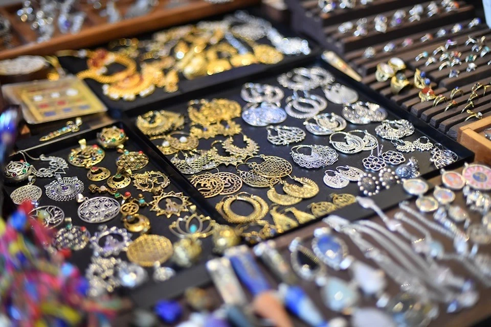 За кражу золотых украшений из примерочной задержали жительницу Хабаровского края