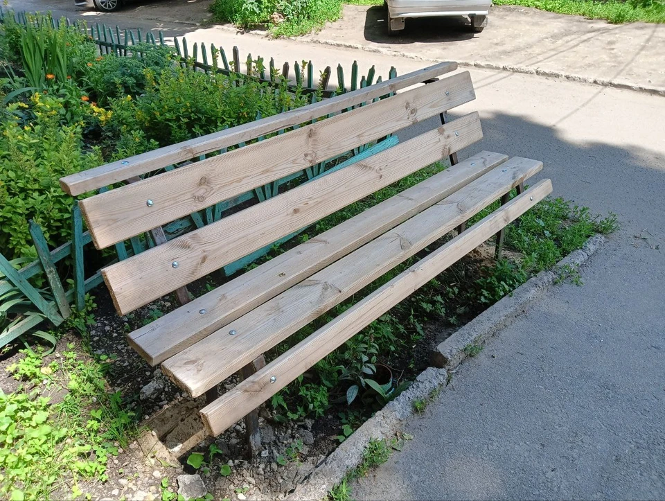 Пустую сумку обвиняемая на следующий день принесла обратно, а деньги в сумме 4 тысяч рублей оставила себе.