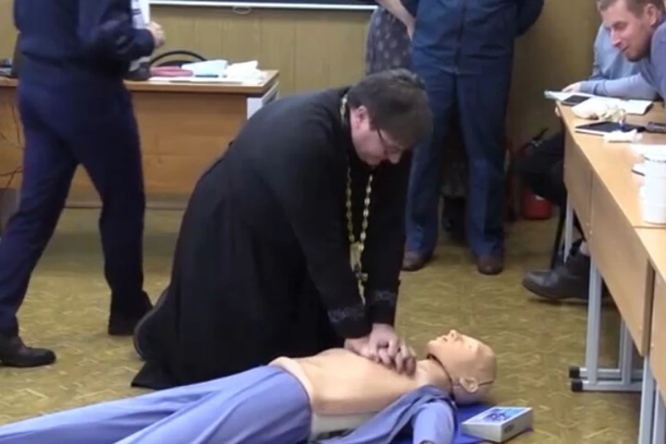 На манекенах показали, как правильно выполнять искусственное дыхание и непрямой массаж сердца. Фото: МЧС Татарстана