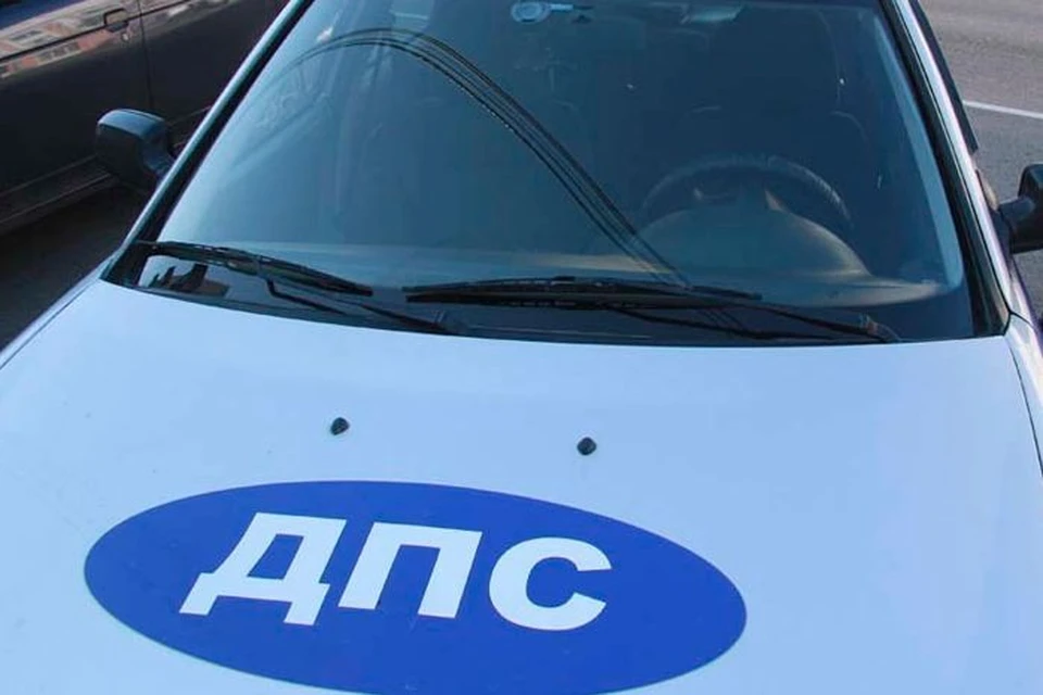 Сотрудники Госавтоинспекции работают на месте происшествия, устанавливая все обстоятельства случившегося