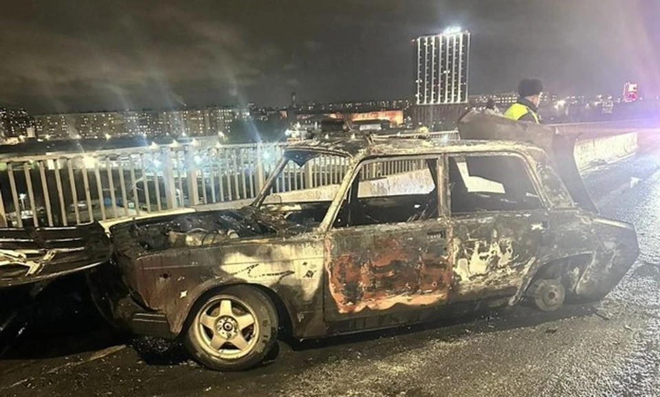 Машина выгорела полностью.