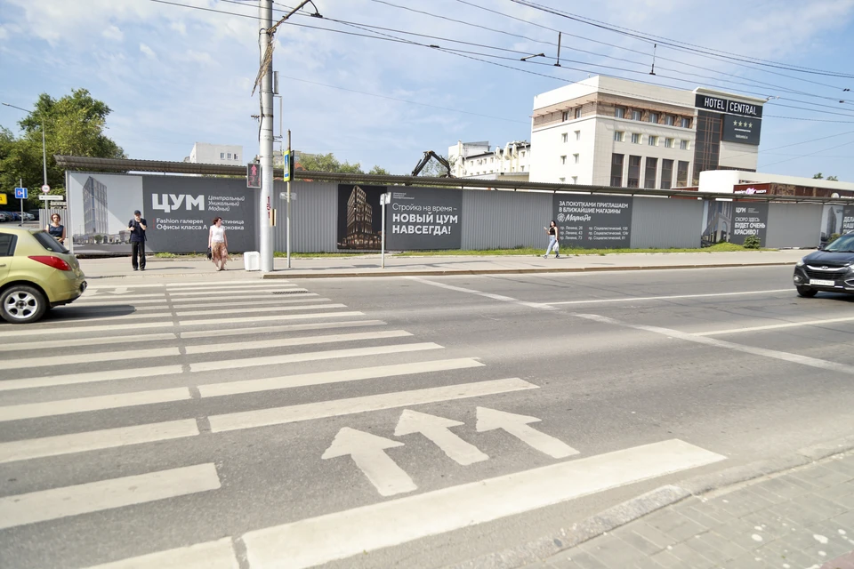 Площадку под новое здание в самом центре города освободили еще в прошлом году, полностью демонтировав советский универмаг