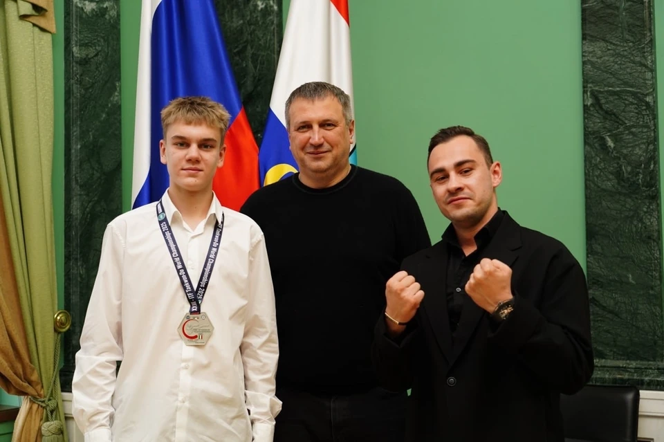 В составе сборной России Артем смог завоевал серебро в категории юниоров 16-17 лет.