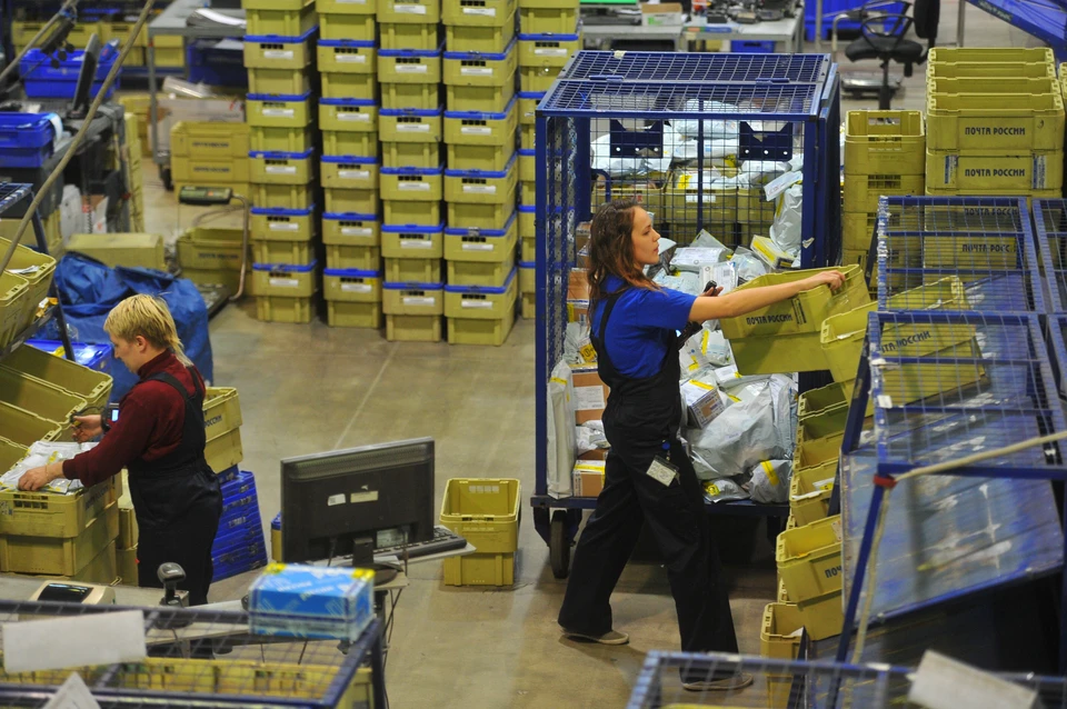 Чаще всего в посылках встречаются одежда, обувь, игрушки, электроника, аксессуары, косметика и инструменты.