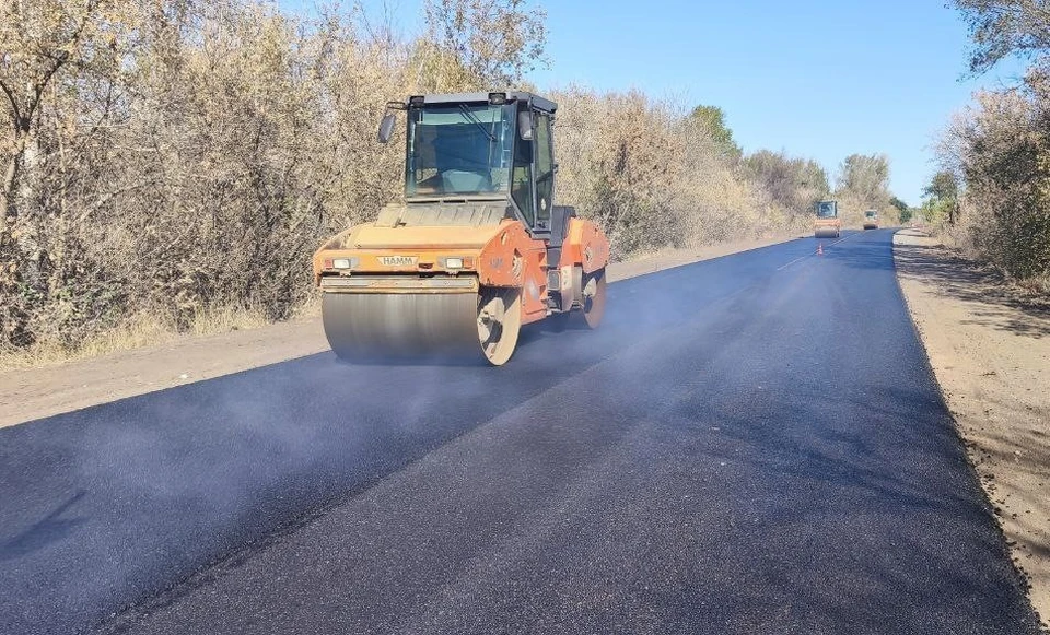 Подрядчик уже уложил два слоя асфальта
