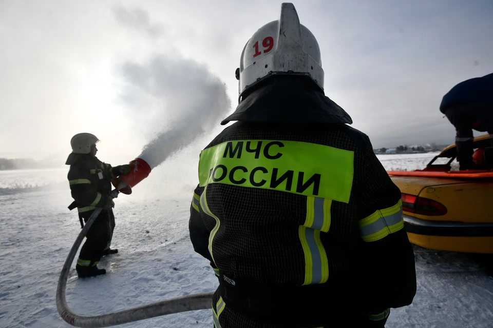 В Якутии пожарные проводили на пенсию коллегу по доброй традиции