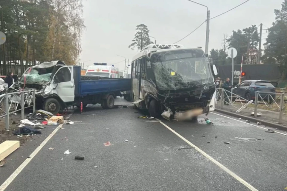 Водитель автобуса находится в крайне тяжелом состоянии. Фото: ГУ МВД РФ по СПб и ЛО