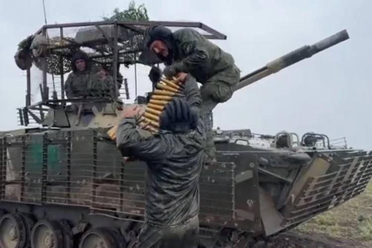 Экипажи БМП-3 тренируются в метком огне на ходу по мишеням