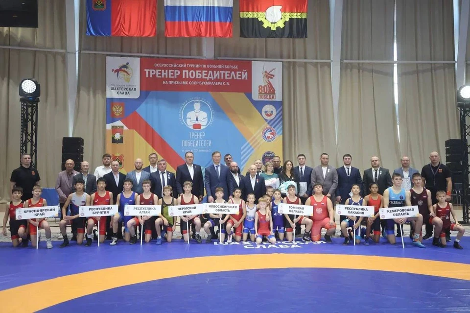 В Кузбассе проходит всероссийский турнир по вольной борьбе «Тренер победителей».