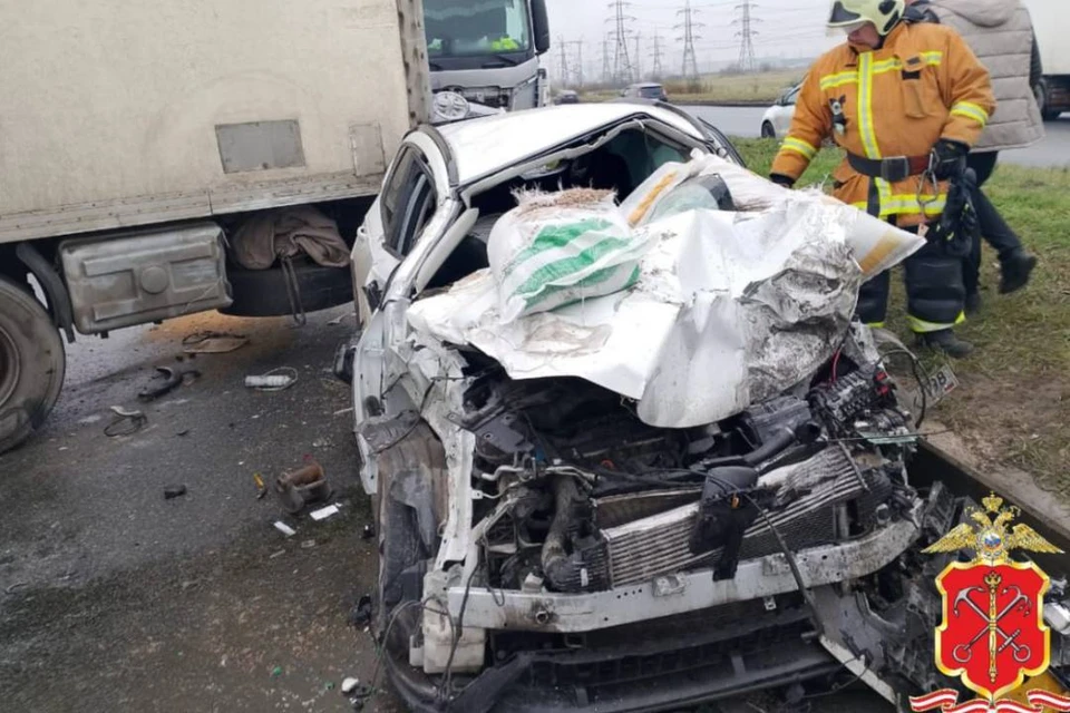 Водителя увезли в больницу в тяжелом состоянии. Фото: ГУ МВД России по Санкт-Петербургу и Ленобласти.