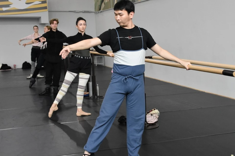 Балетная труппа, собравшая артистов из Москвы, Новосибирска, Владивостока, Улан-Удэ и Италии, готовится удивить рязанцев. Фото: Издательство «Пресса».