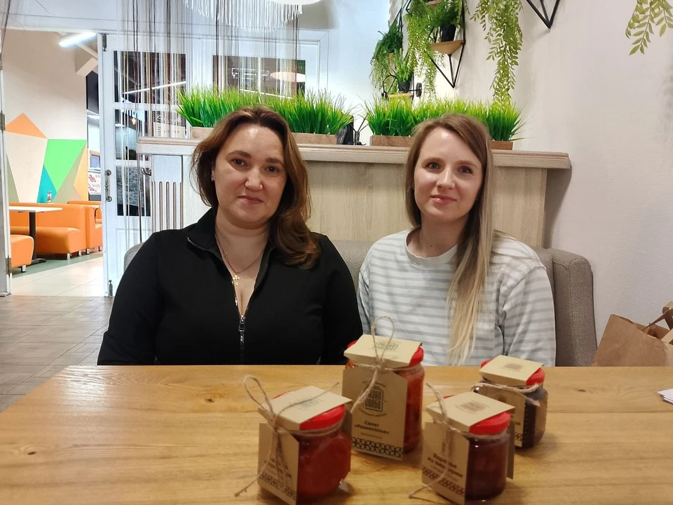 Ксения Жихарева (справа) и Христина Уткина на встрече в Златоусте.