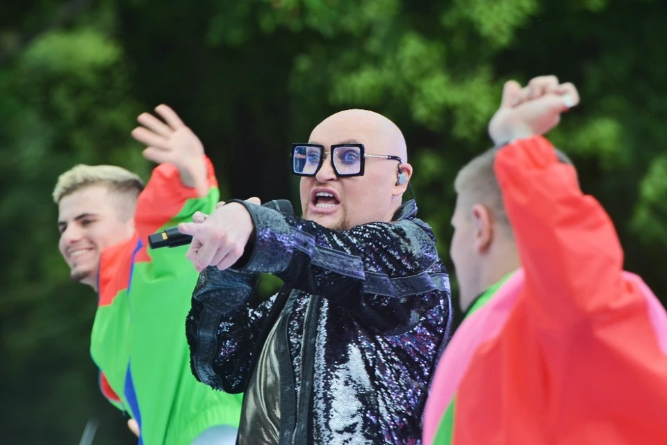 Певец Шура выиграл 220 тысяч рублей в шоу «Пятеро на одного».