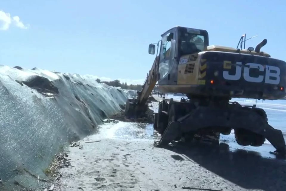 В Анапе завершили обустройство защитного вала Фото: оперативный штаб Краснодарского края