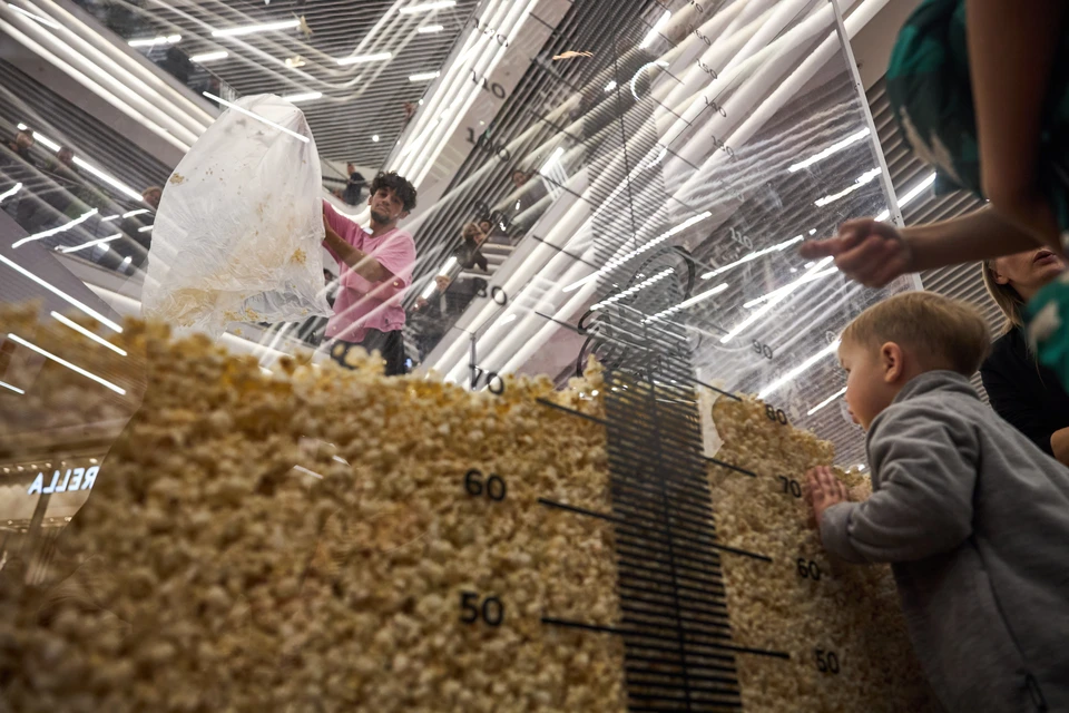 Весь первый этаж заполнил ароматный запах воздушной кукурузы.