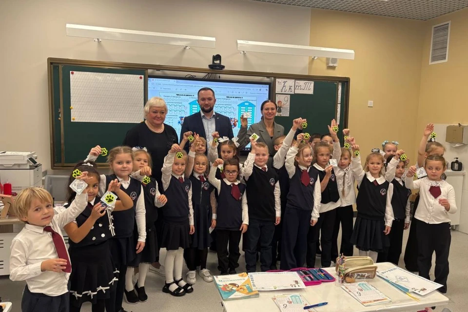 Депутаты областной и городской Дум организовали для первоклассников тематические уроки.