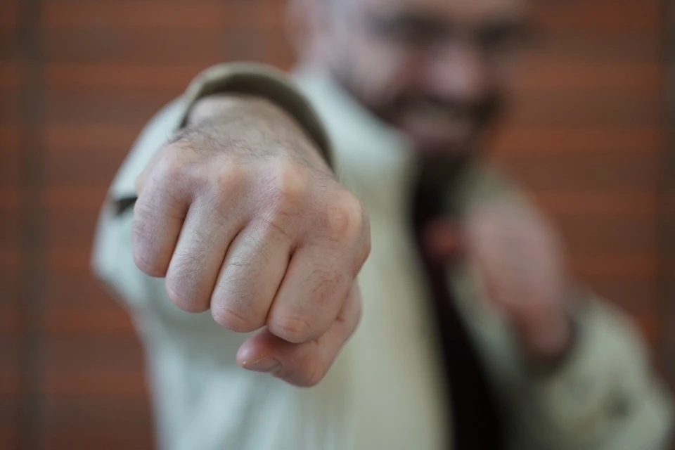 Пьяные мужчины устроили драку в баре.