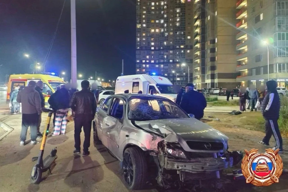 На полном ходу "Опель" врезался в остановку с людьми. Фото: УМВД России по Тверской области