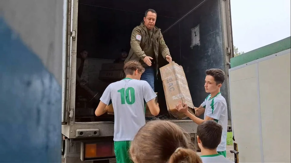 Целую машину обуви привезли в спортшколу в Куйбышево. Фото: Народный фронт Запорожской области