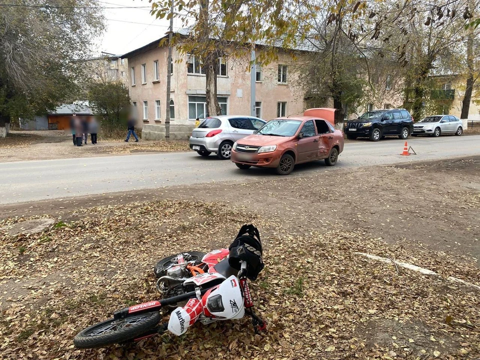 15-летний водитель и несовершеннолетний пассажир мототранспорта с травмами доставлены в больницу.