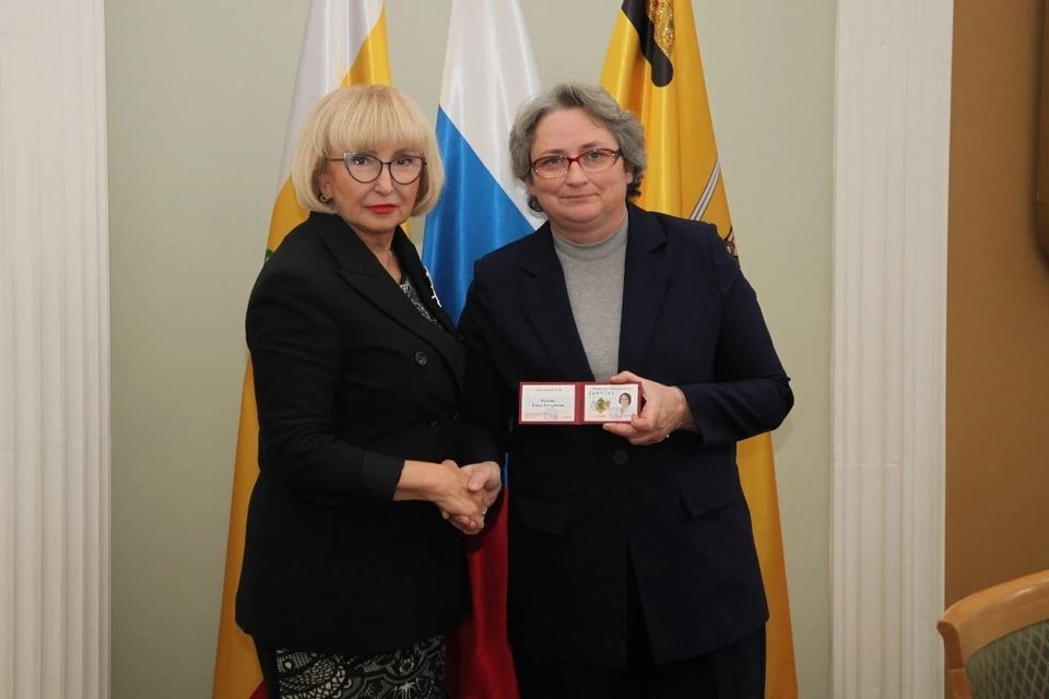 Глава муниципального образования Татьяна Панфилова вручила Елене Волковой удостоверение депутата РГД. Фото: Рязанская городская Дума.
