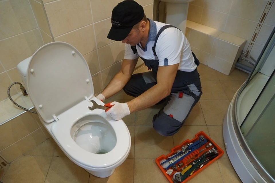 По словам градоначальника, среди горожан надо проводить уже просветительскую работу о том, как правильно пользоваться канализацией.