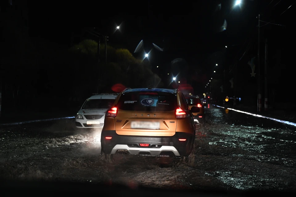 Водителям напоминают снизить в дождь скорость движения и держать дистанцию.