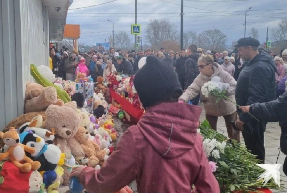 Люди собираются у мемориала с самого утра
