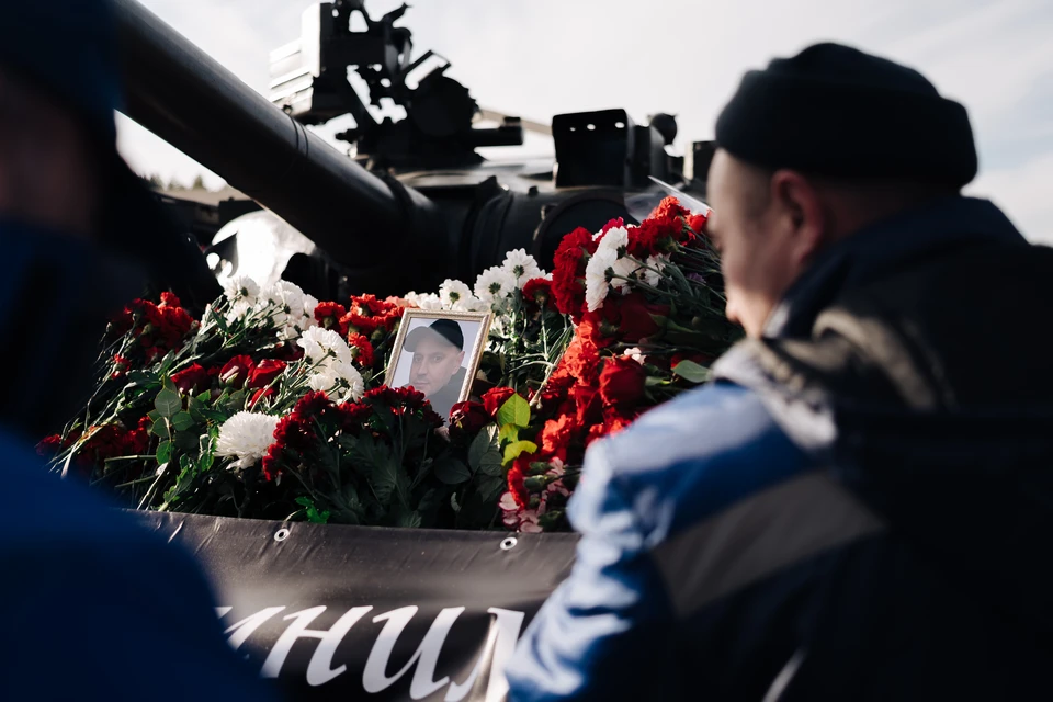Родные начинают прощаться с жертвами трагедии на заводе в Копейске.