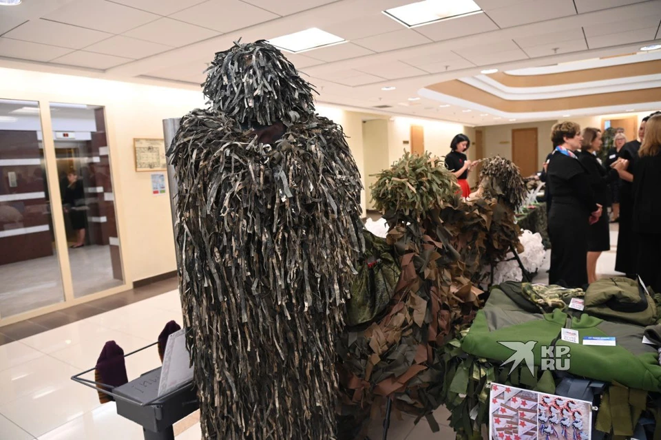 Среди представленных изделий было множество маскировочных костюмов