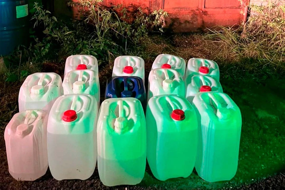 При обыске в гаражах нашли стеклянные колбы и холодильные установки. Фото: ФТС